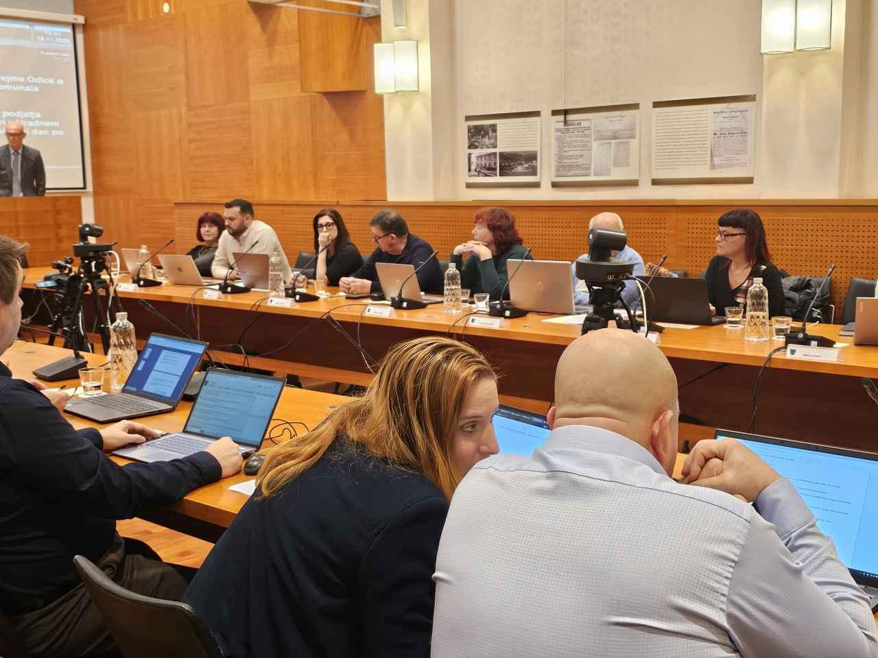 Občina je trem dolžnikom odpisala dolgove