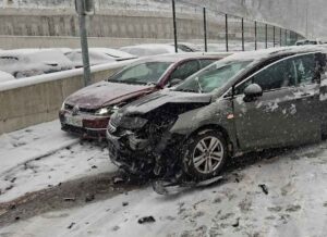 Poledenele ceste z novo pošiljko snega že terjale prometno nesrečo