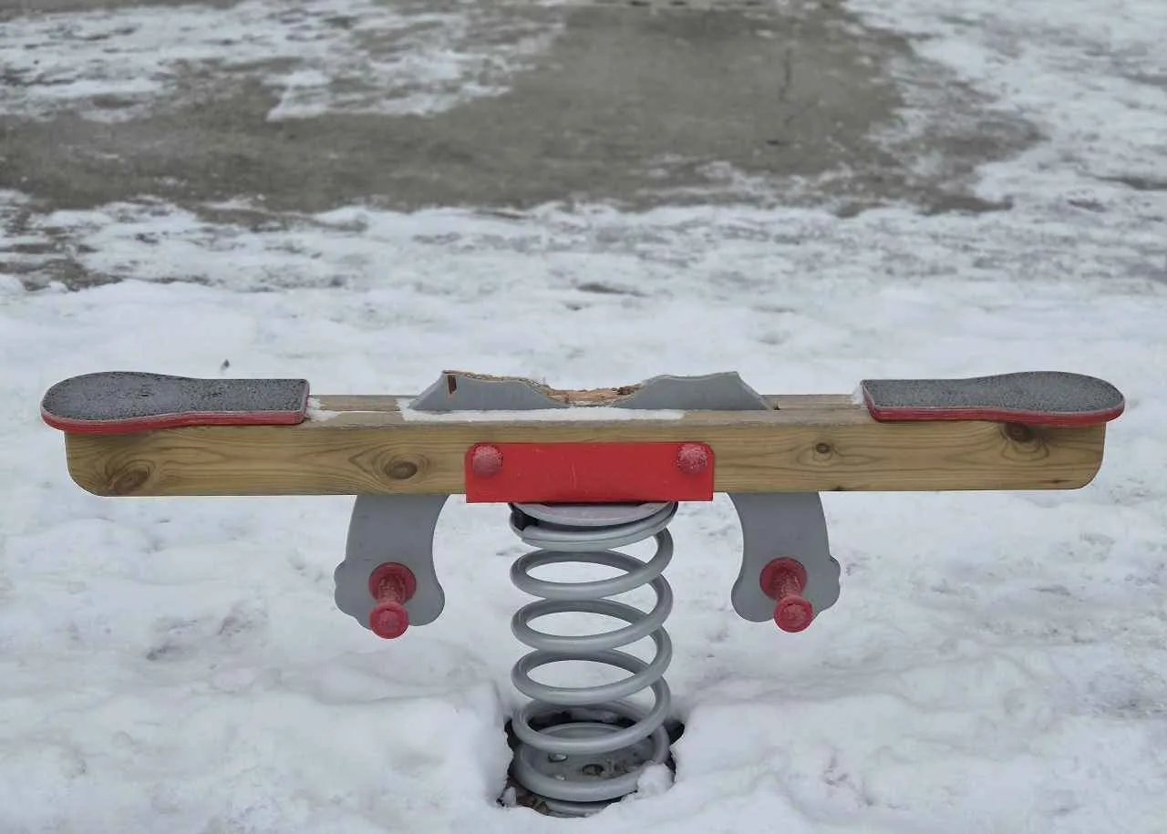 Vandali v Trbovljah uničili nova otroška igrala