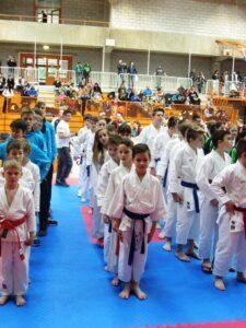 Trboveljski podmladek karateistov na enem izmed turnirjev. 