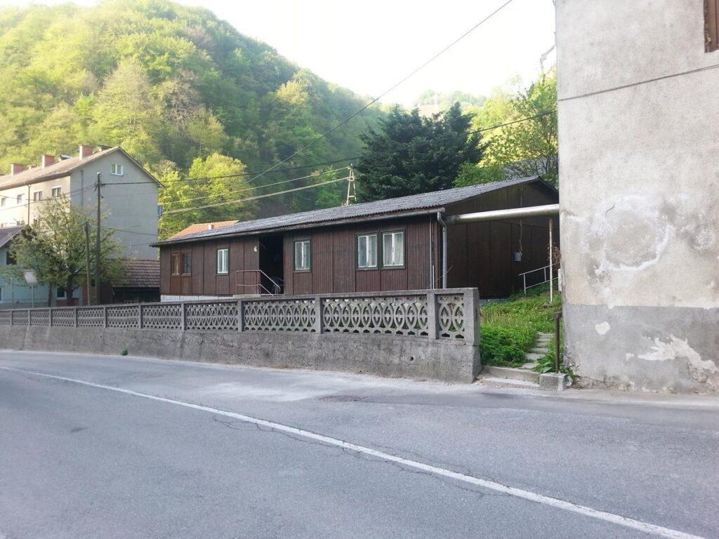 Danes naj bi jo začeli rušiti, a ob 8.30 z deli še niso začeli.