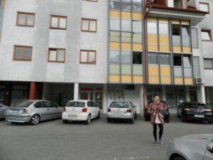 Otroška hiša zabave se nahaja tik ob Mestnem parku Trbovlje.