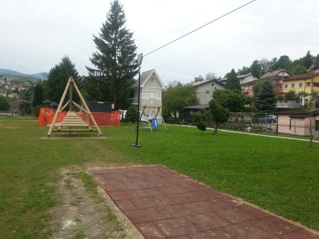 zipline v parku