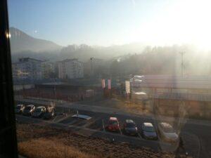 Pogled iz sobe v porodnišnici. 