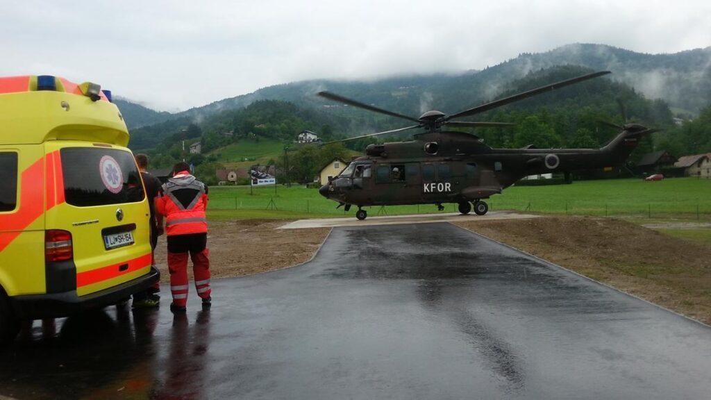 helikopter in reševalci