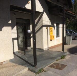 Selijo se v prostore bivše pošte.