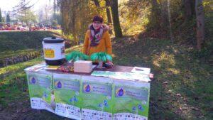 Prostovoljka pri projektu Manj svečk za manj grobov