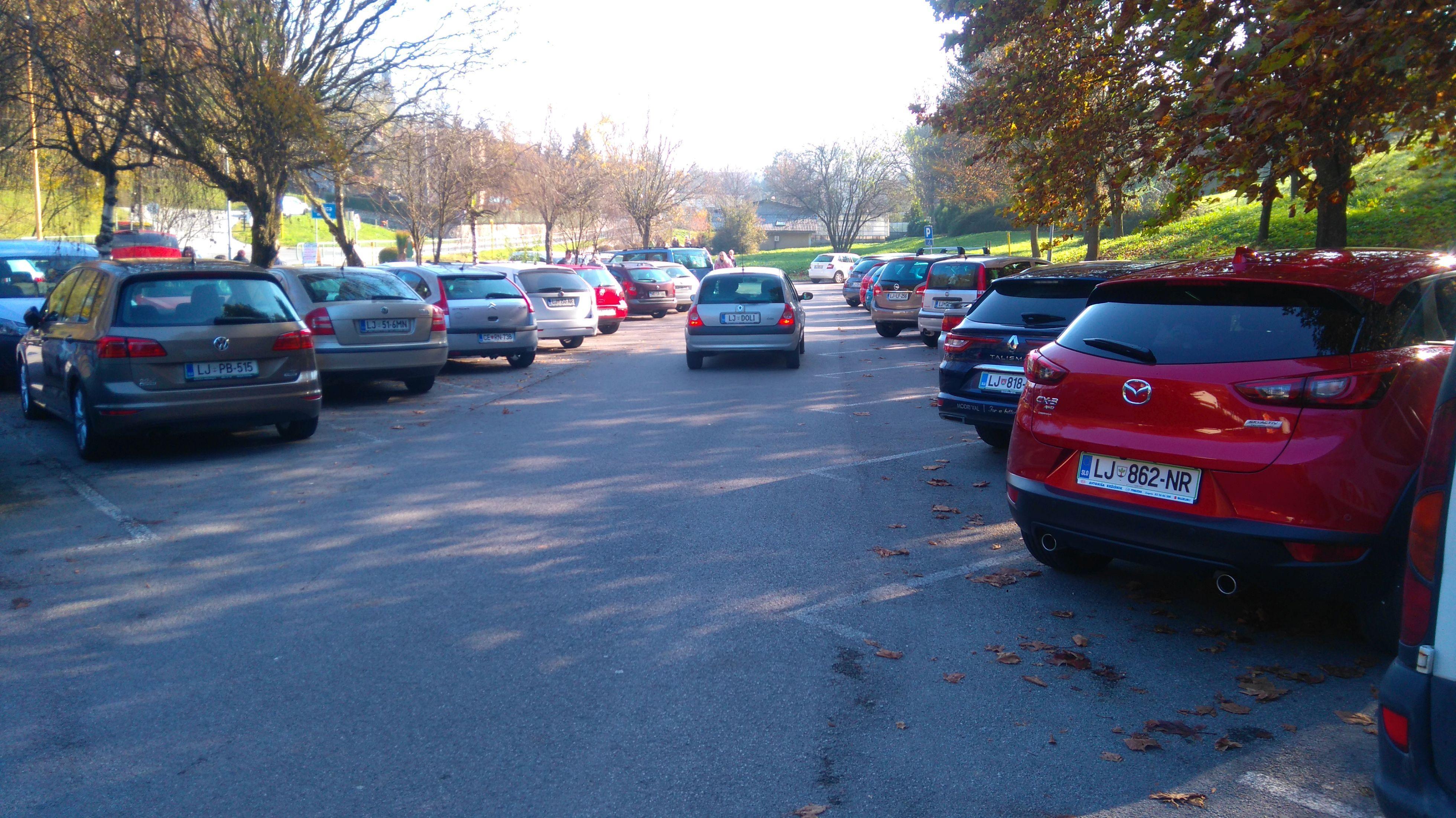 Gneča na parkirišču pokopališča na Dolu pri Hrastniku