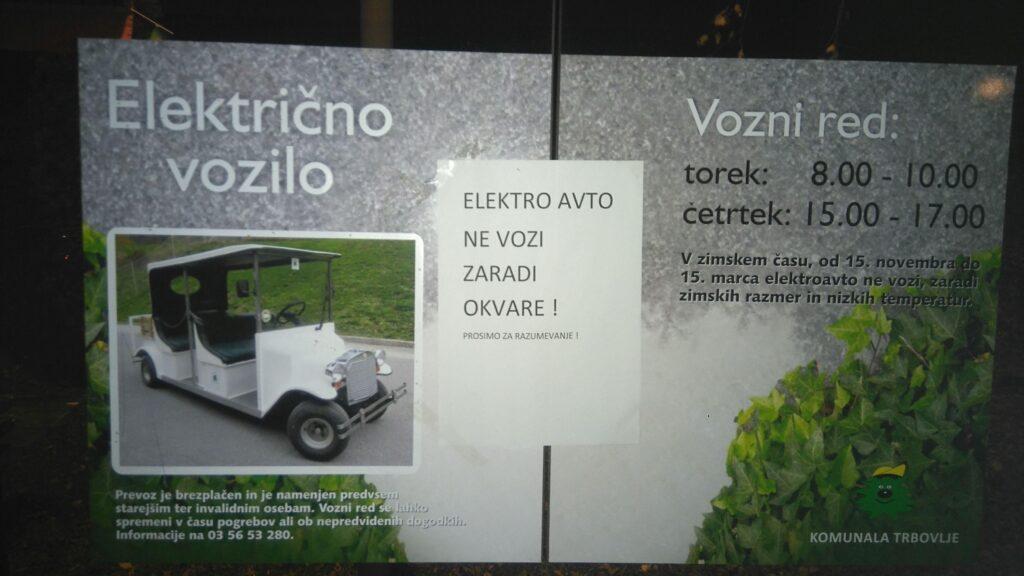 Električni avto na trboveljskem pokopališču se je pokvaril