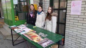 Pri aktivnostih v okviru rožnatega oktobra so sodelovale tudi študentke Tjaša, Tanita in Martina