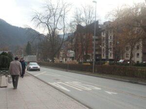 Po Zakonu zakona o grbu, zastavi in himni Republike Slovenije ter o slovenski narodni zastavi se zastave ne izobešajo 31. oktobra, niti 1. novembra. 