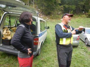 Irena Stražar in Alojz Klančišar na travniku nad jamo.