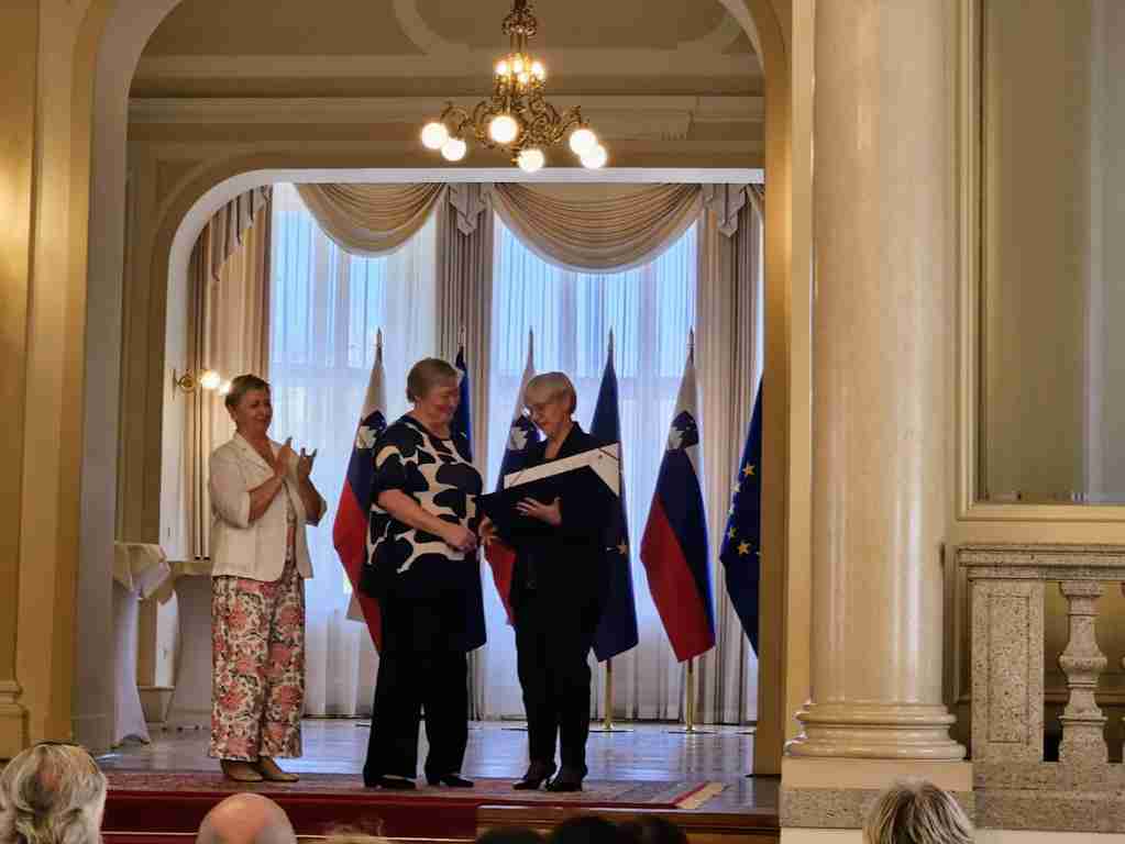 Jerica Laznik, prostovoljka, prinanje Nataša Pirc Musar